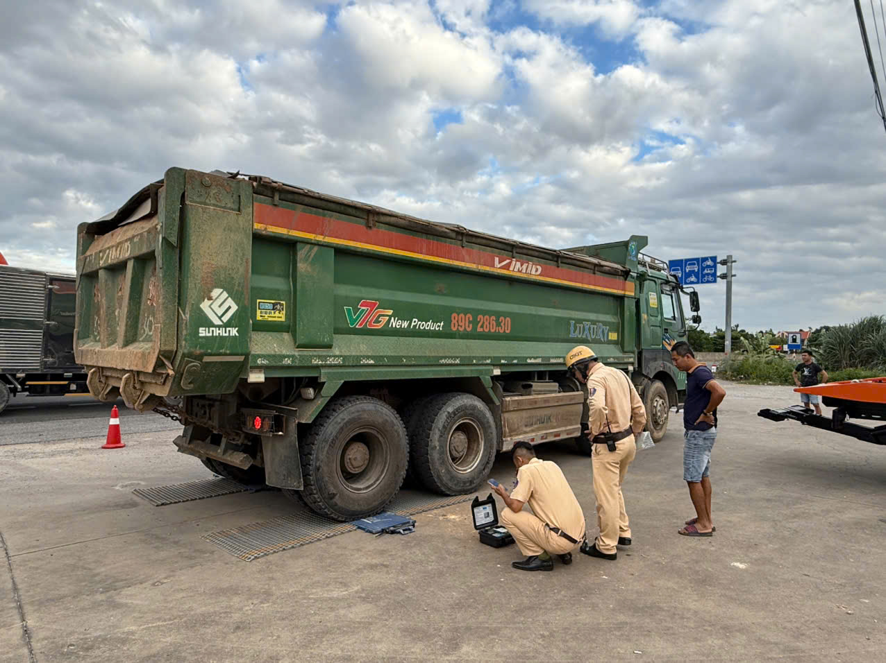 Trạm CSGT Lưu Kiếm xử lý 04 trường hợp vi phạm tải trọng và kết cấu thùng xe